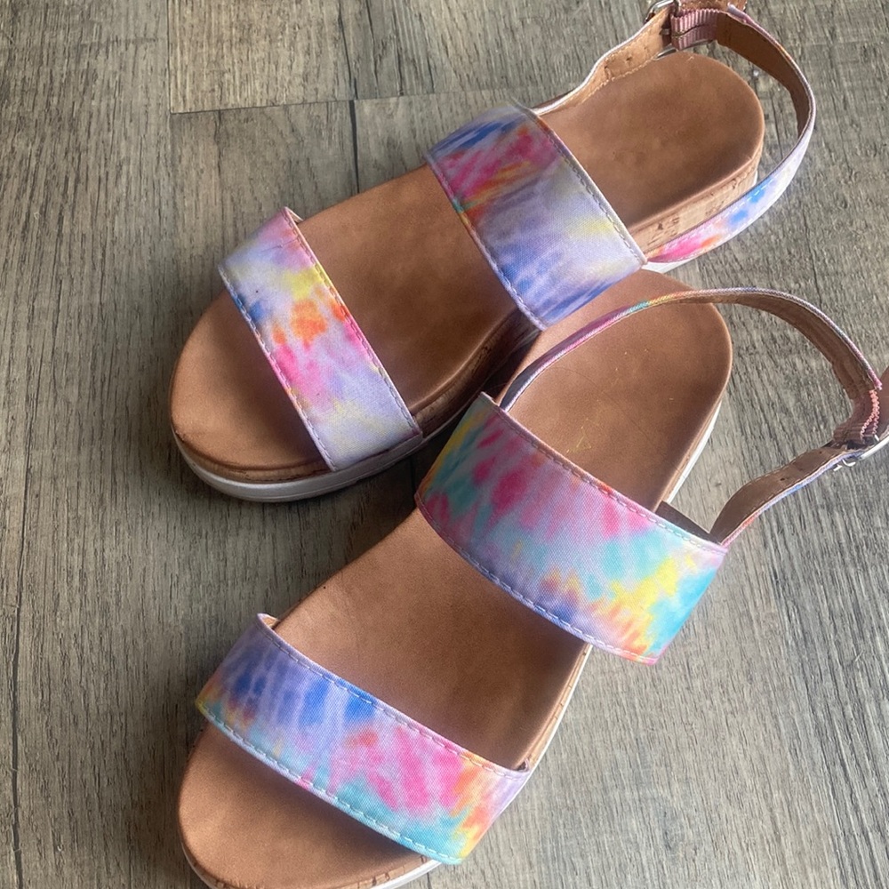 Tahari tie dye platform sandals